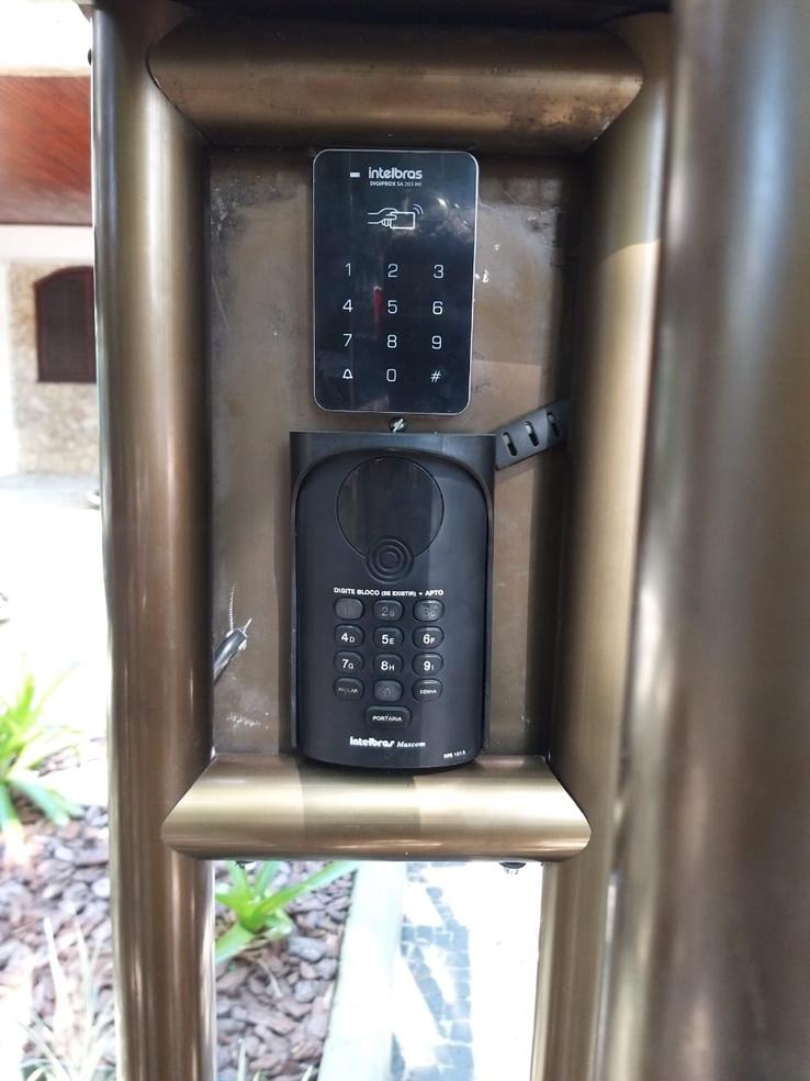 Porteiro intelbras com painel de controle de acesso 